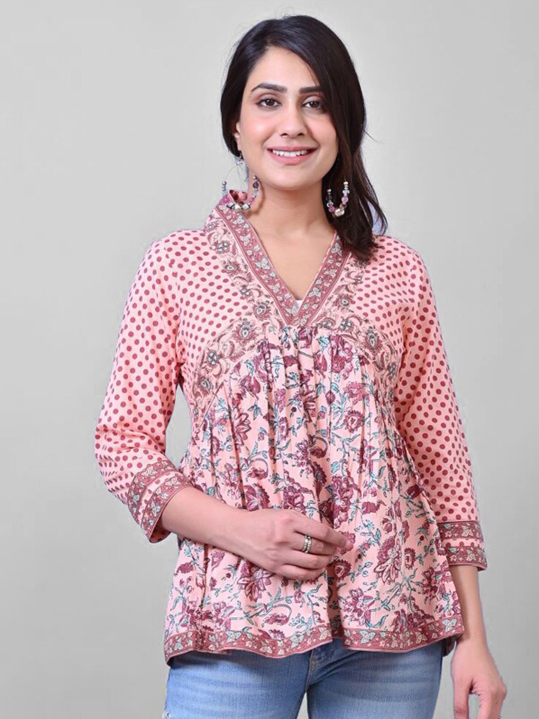 

PRAKRTEE Women Pink & Blue Floral Printed V Neck Pure Cotton Top