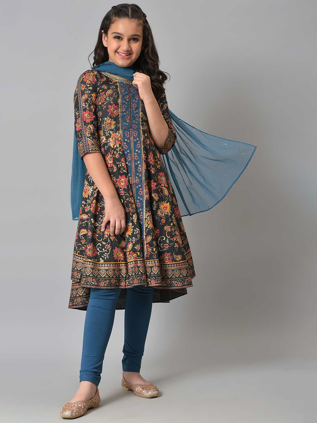 

AURELIA Girls Blue Floral Printed Gotta Patti Kurta With Dupatta