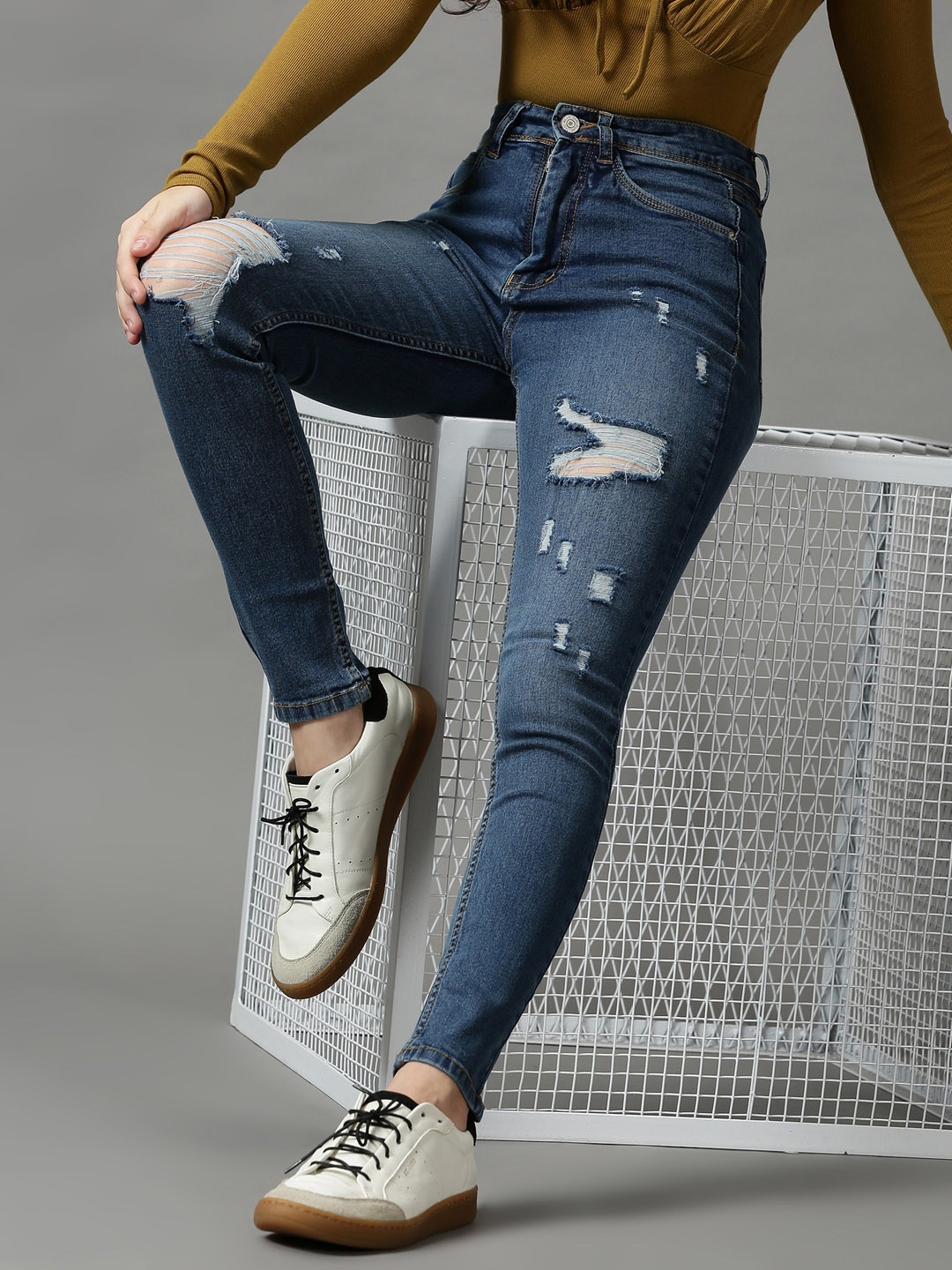 

SHOWOFF Women Blue Skinny Fit Mildly Distressed Light Fade Stretchable Denim Jeans