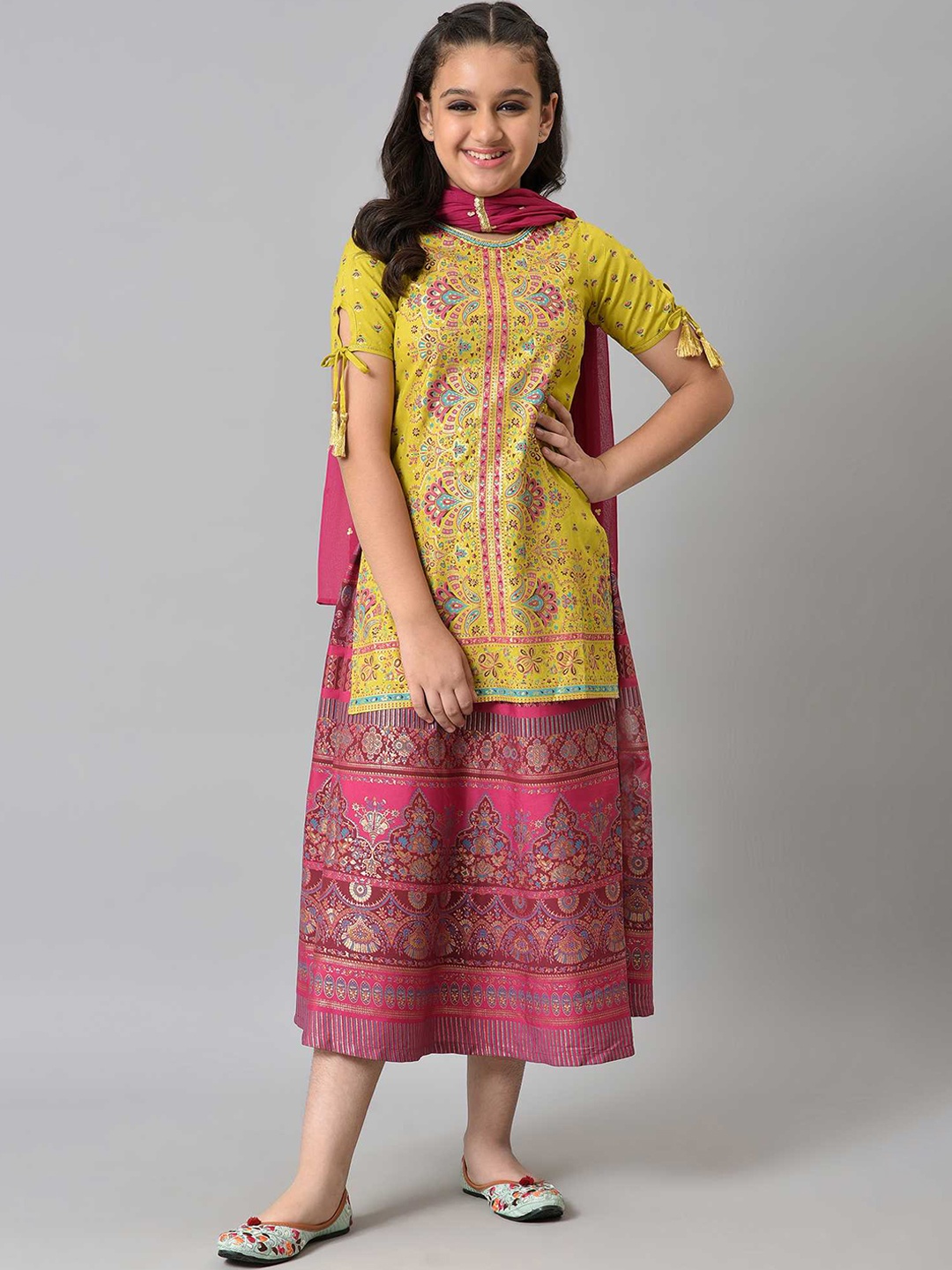 

AURELIA Girls Green & Yellow Printed Kurta with Skirt