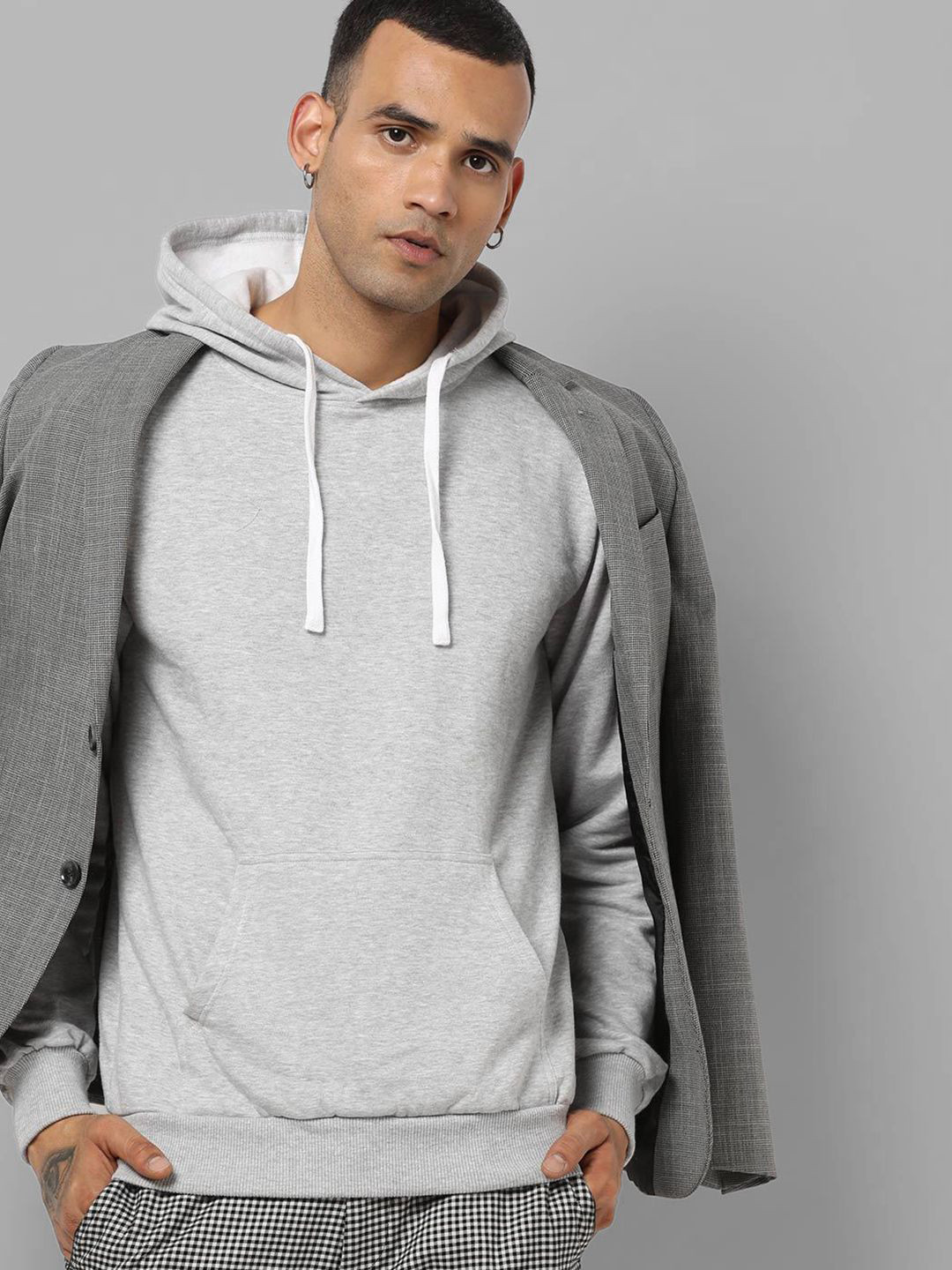 

Campus Sutra Men Grey Solid Hooded Sweatshirt