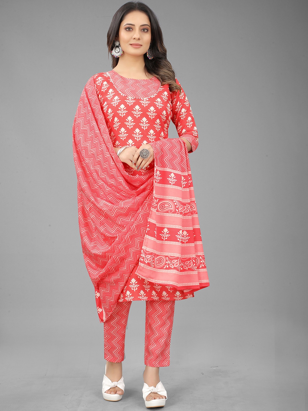 

Fashion FRICKS Women Pink Floral Printed Pure Cotton Kurta with Trousers & With Dupatta