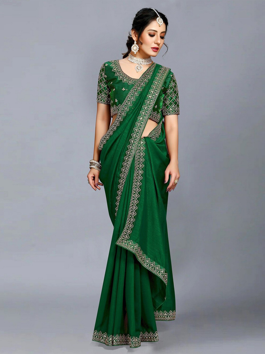 

DITISA FASHION Green & Gold-Toned Embroidered Saree
