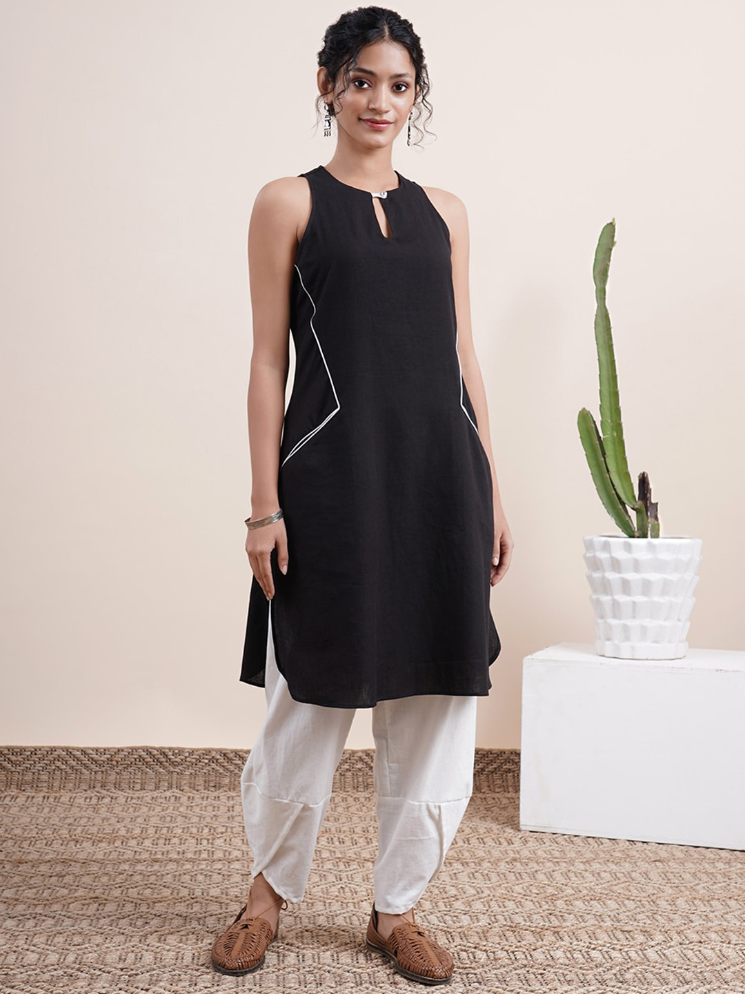 

Abhishti Women Black Kurta with Harem Pants