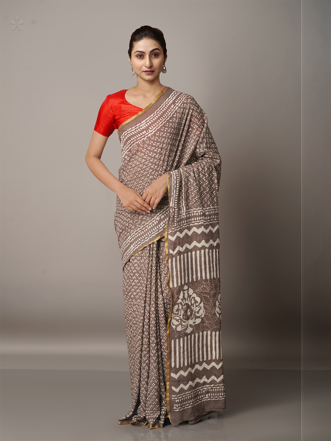 

Unnati Silks Grey & White Dabu Zari Pure Cotton Patola Saree