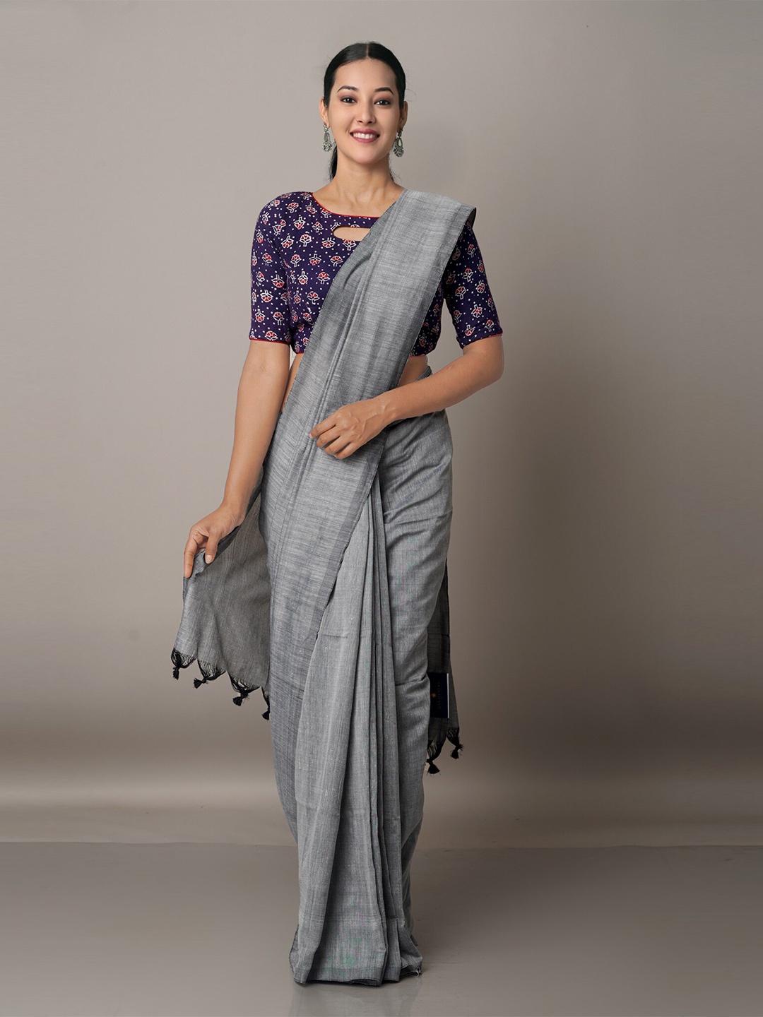 

Unnati Silks Grey Pure Linen Jamdani Saree