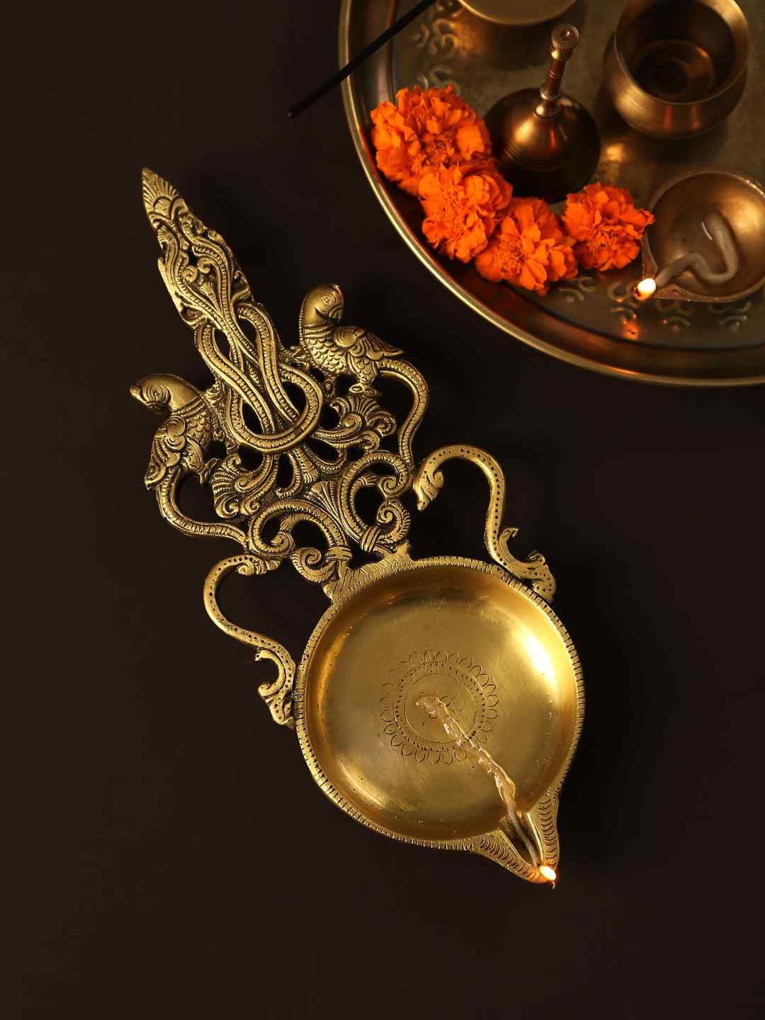 

Amoliconcepts Gold-Toned Textured Diyas