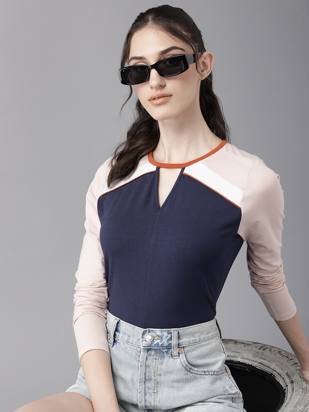 

Roadster The Lifestyle Co. Colourblocked Cut Outs T-shirt, Navy blue