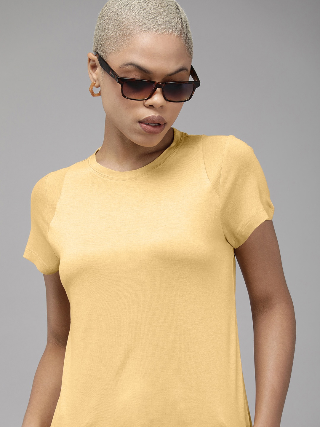 

The Roadster Lifestyle Co. Women Solid Round Neck T-shirt, Mustard