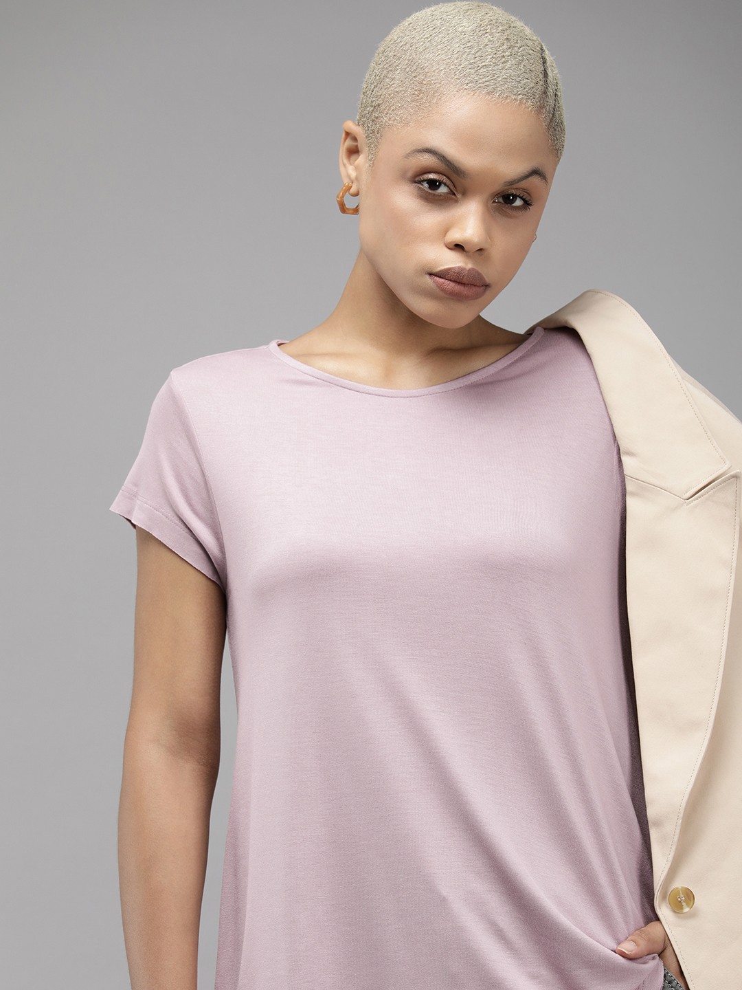 

The Roadster Lifestyle Co. Women Solid Round Neck T-shirt, Mauve