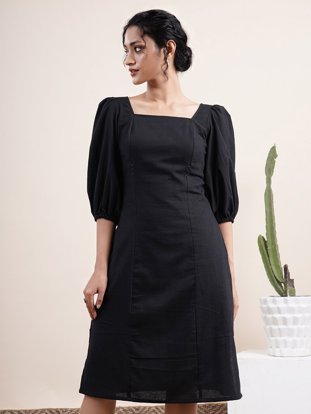 

Abhishti Black Sheath Dress