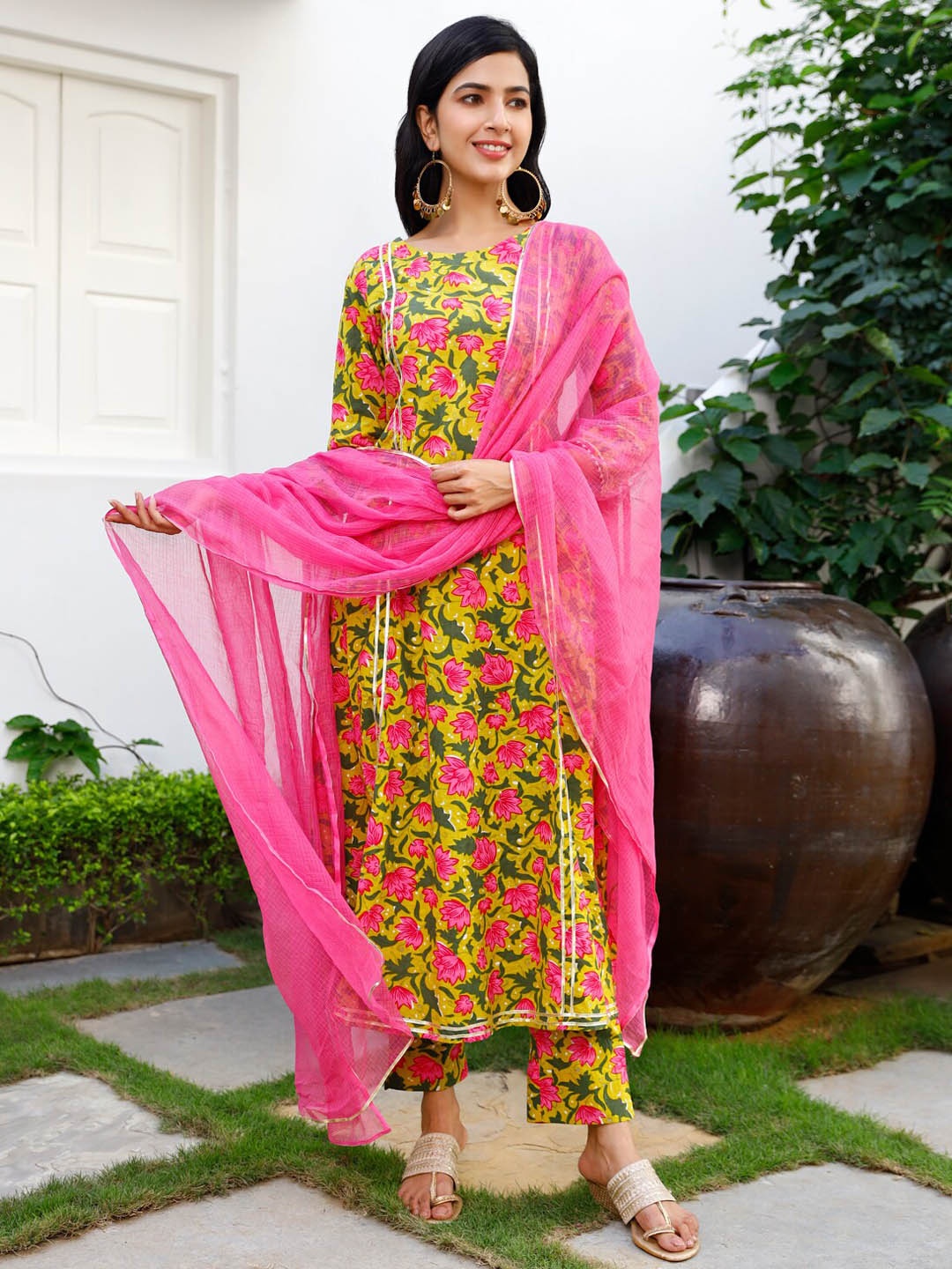 

Ambraee Women Green & Yellow Floral Printed Kurta with Trousers & With Dupatta