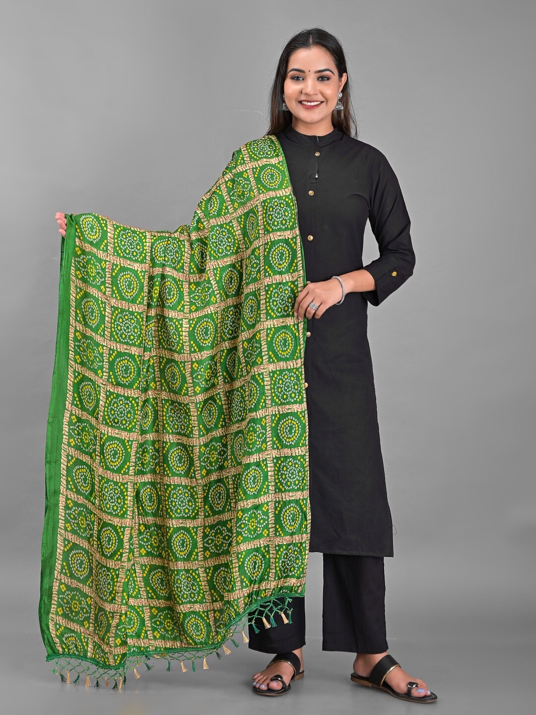 

Apratim Green & White Printed Bandhani Dupatta