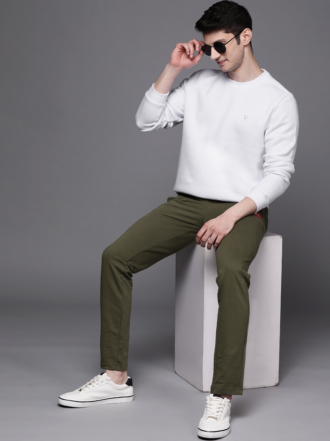 

Allen Solly Men White Solid Sweatshirt