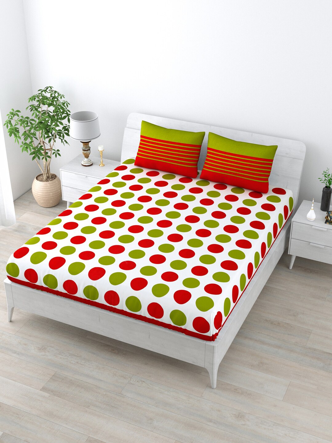 

LIVING ROOTS White & Red Graphic 144 TC Cotton Queen Bedsheet with 2 Pillow Covers