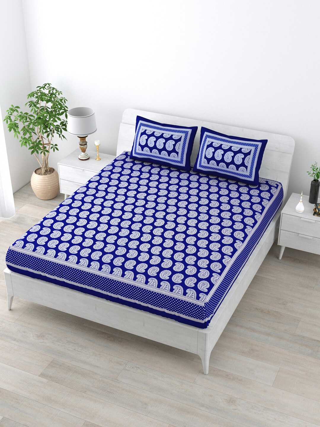 

LIVING ROOTS Blue & White Ethnic Motifs Cotton 144 TC Queen Bedsheet with 2 Pillow Covers