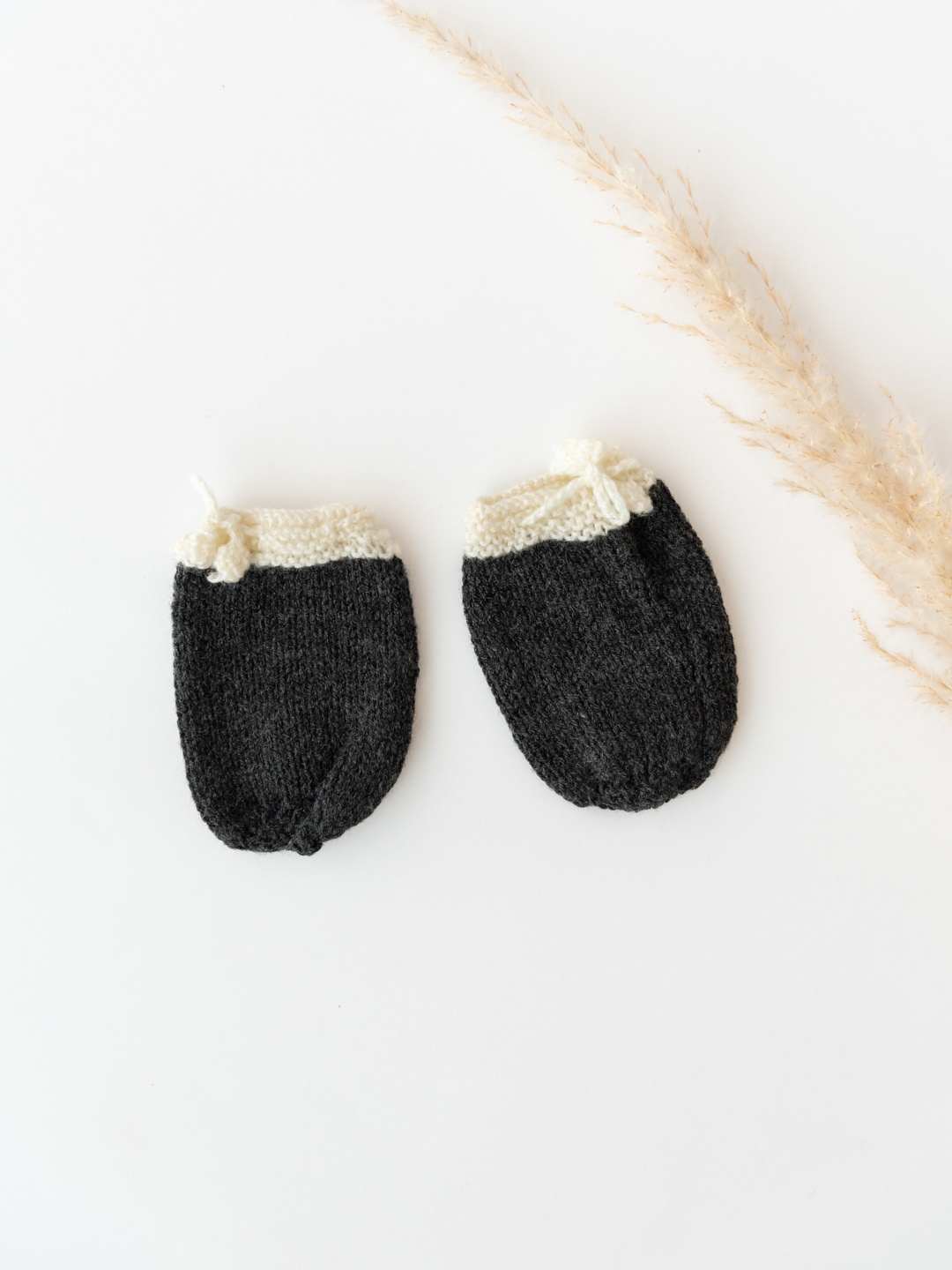 

The Original Knit Infants Grey Colourblocked Mittens