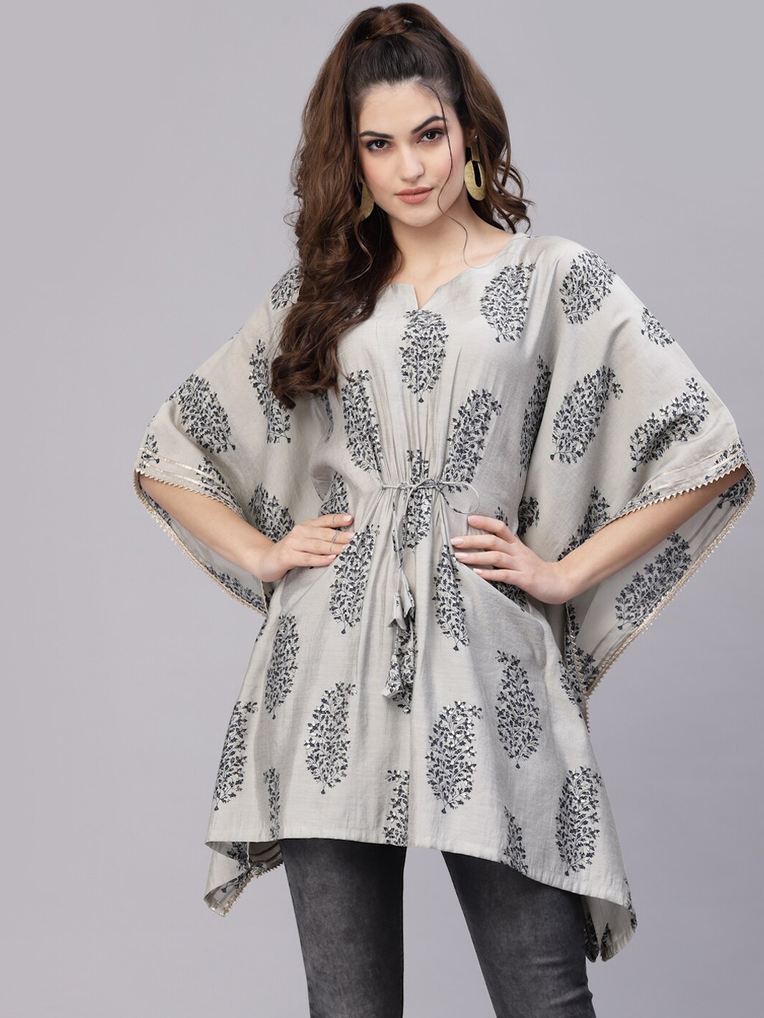 

TANKHI Women Grey & Black Floral Printed Flared Sleeves Floral Kurta