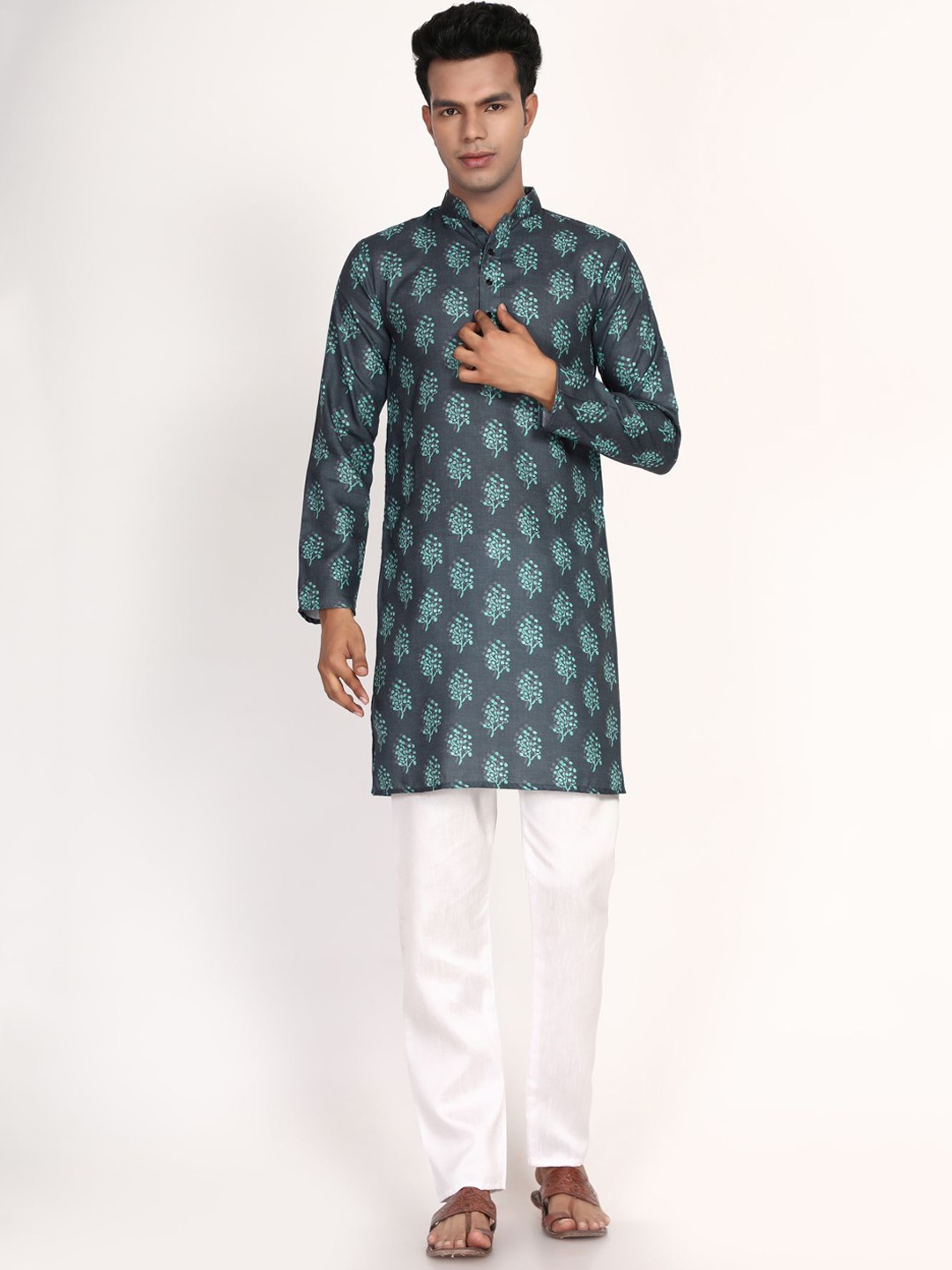 

Vastrasky Global Men Green Ethnic Motifs Thread Work Khadi Kurta