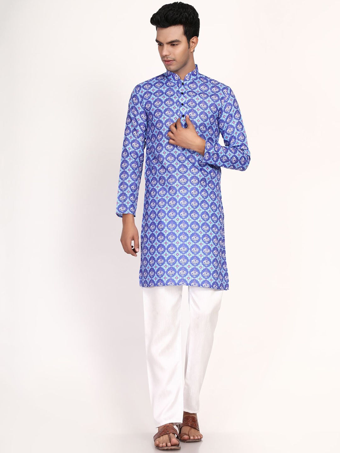 

Vastrasky Global Men Blue & White Ethnic Motifs Printed Kurta