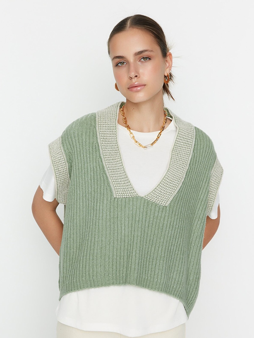 

Trendyol Women Green & White Sweater Vest