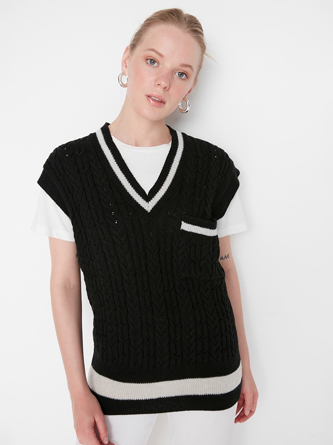 

Trendyol Women Black & White Ribbed Sweater Vest