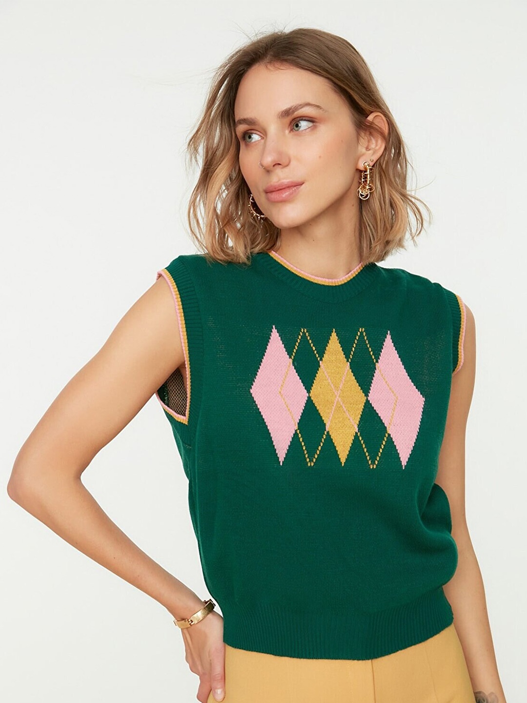 

Trendyol Women Green & Pink Fair Isle Printed Crop Sweater Vest
