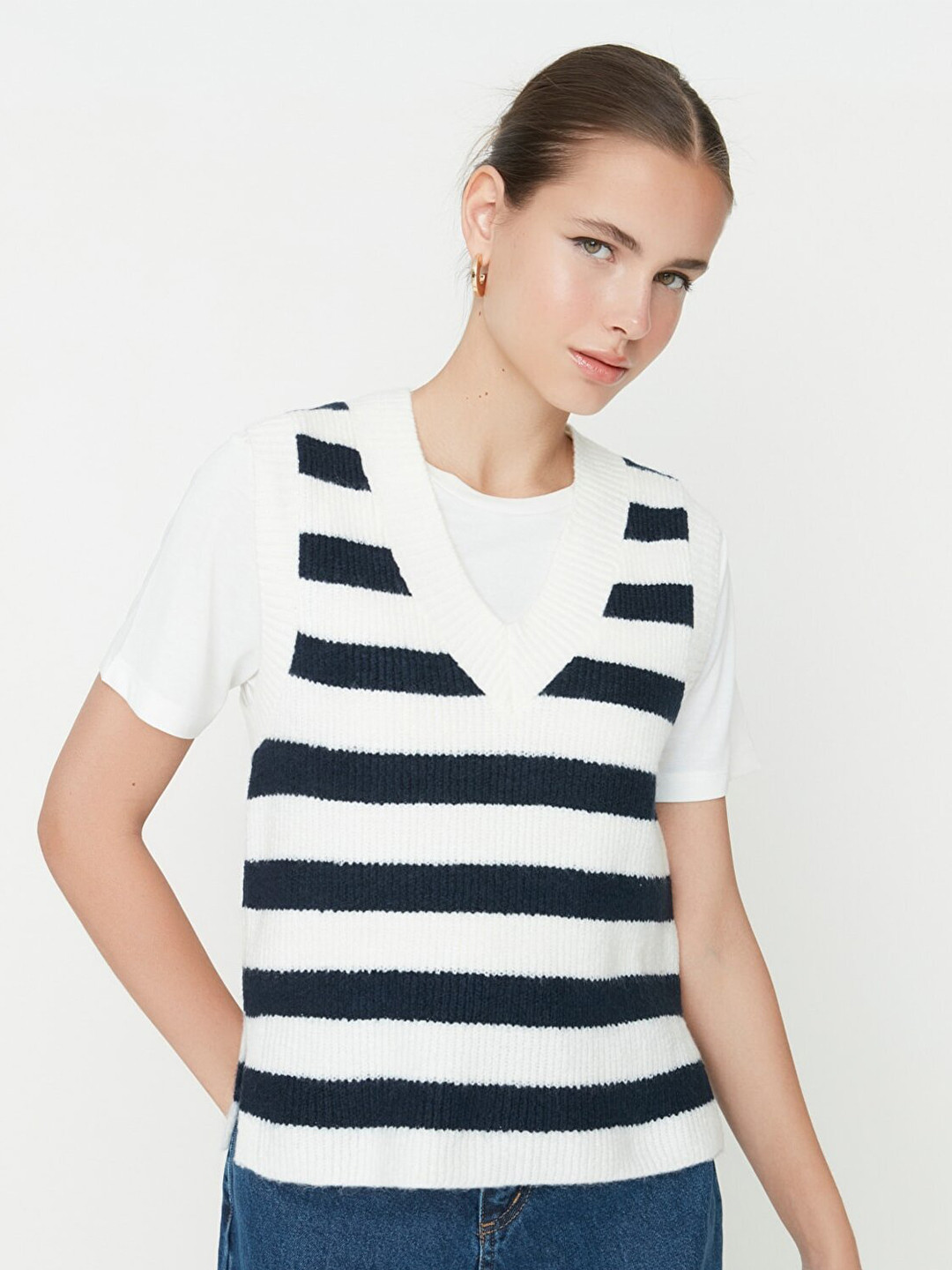 

Trendyol Women Off White & Blue Striped Striped Sweater Vest