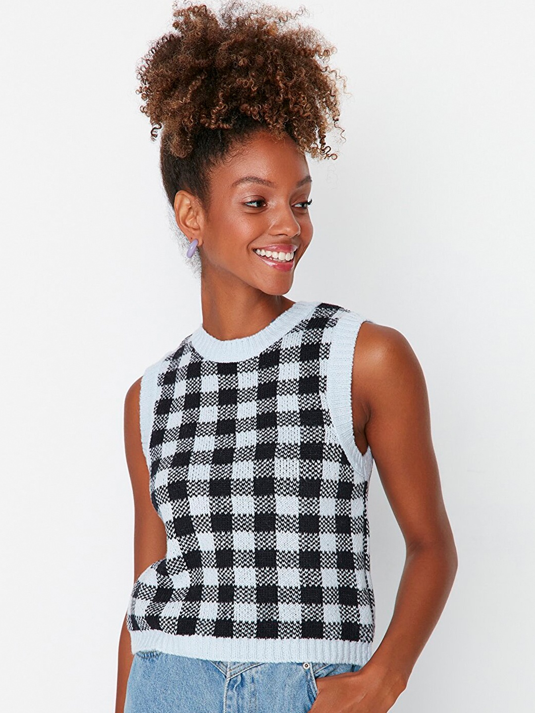 

Trendyol Women Blue & Black Checked Crop Sweater Vest