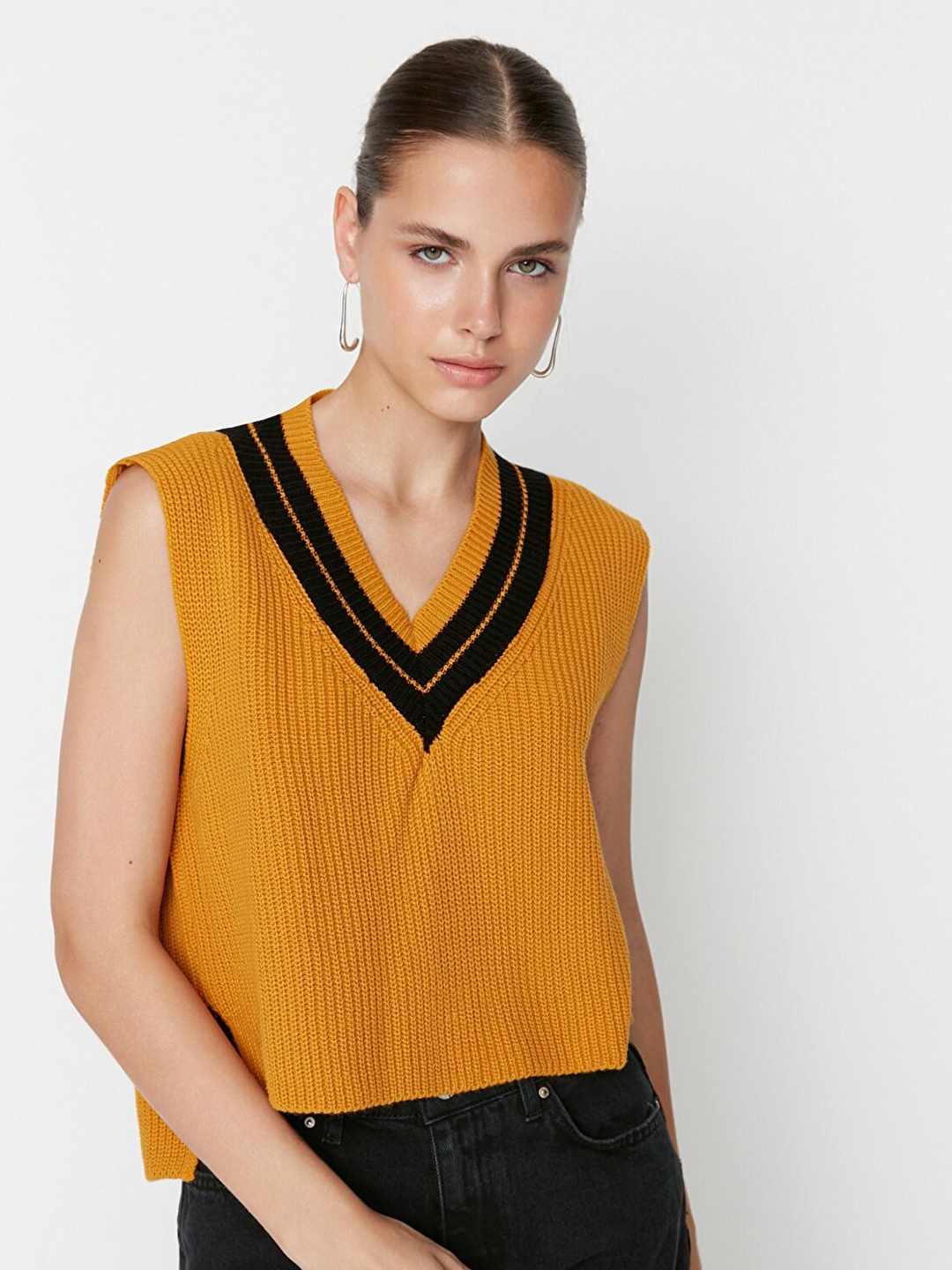 

Trendyol Women Mustard & Black Ribbed Acrylic Crop Sweater Vest