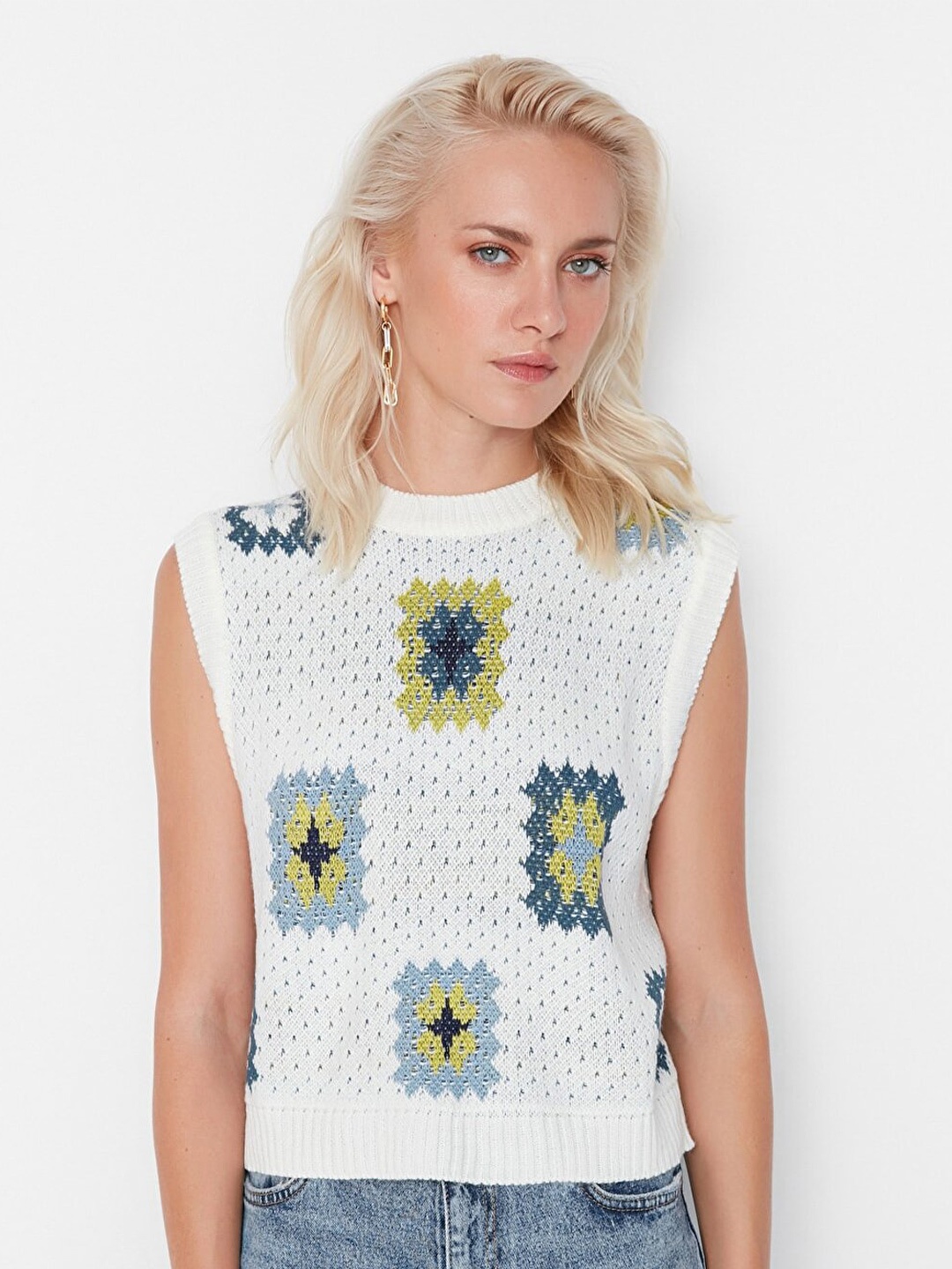 

Trendyol Women Off White & Green Sweater Vest