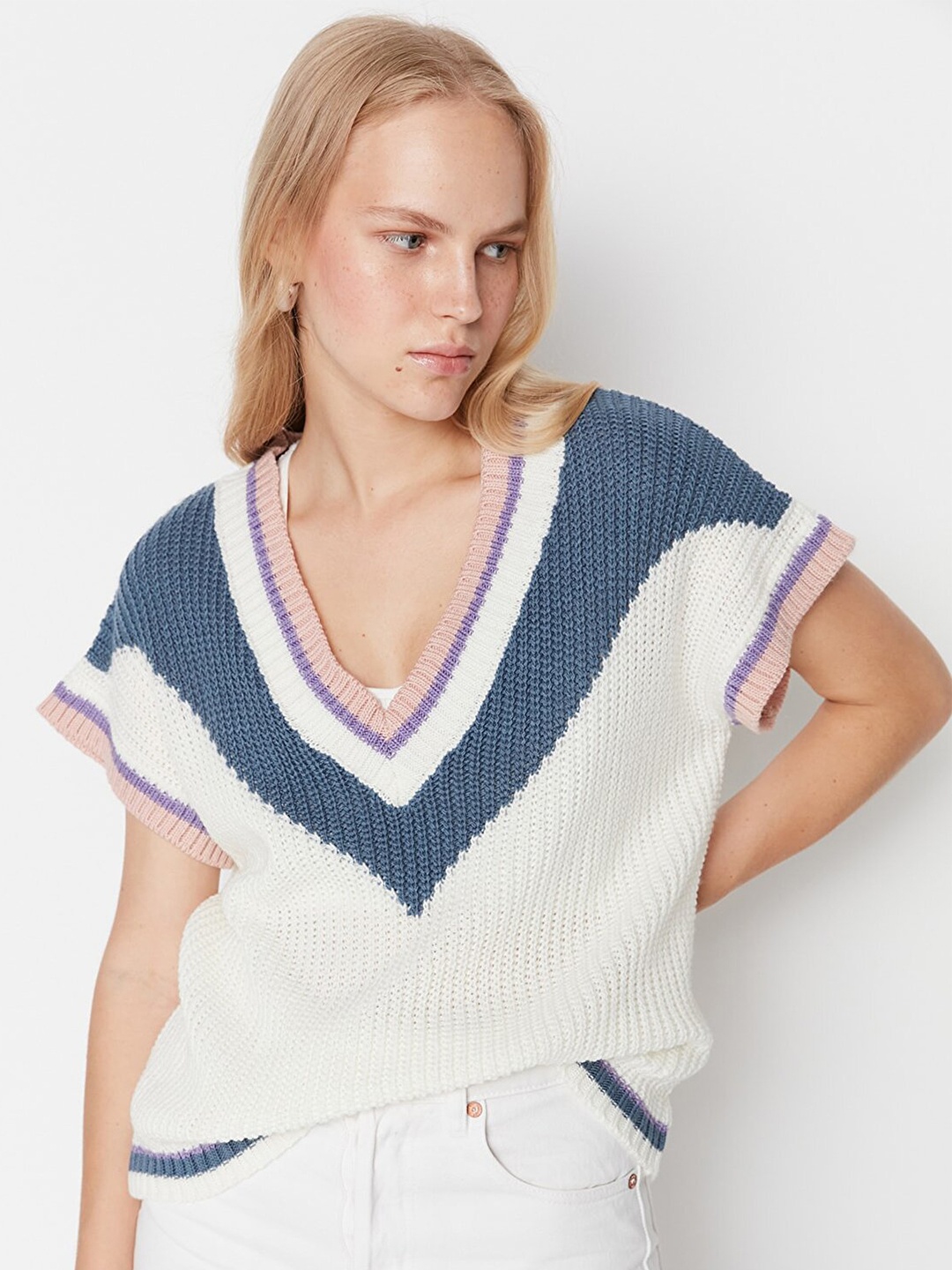 

Trendyol Women Off White & Blue Colourblocked Colourblocked Sweater Vest