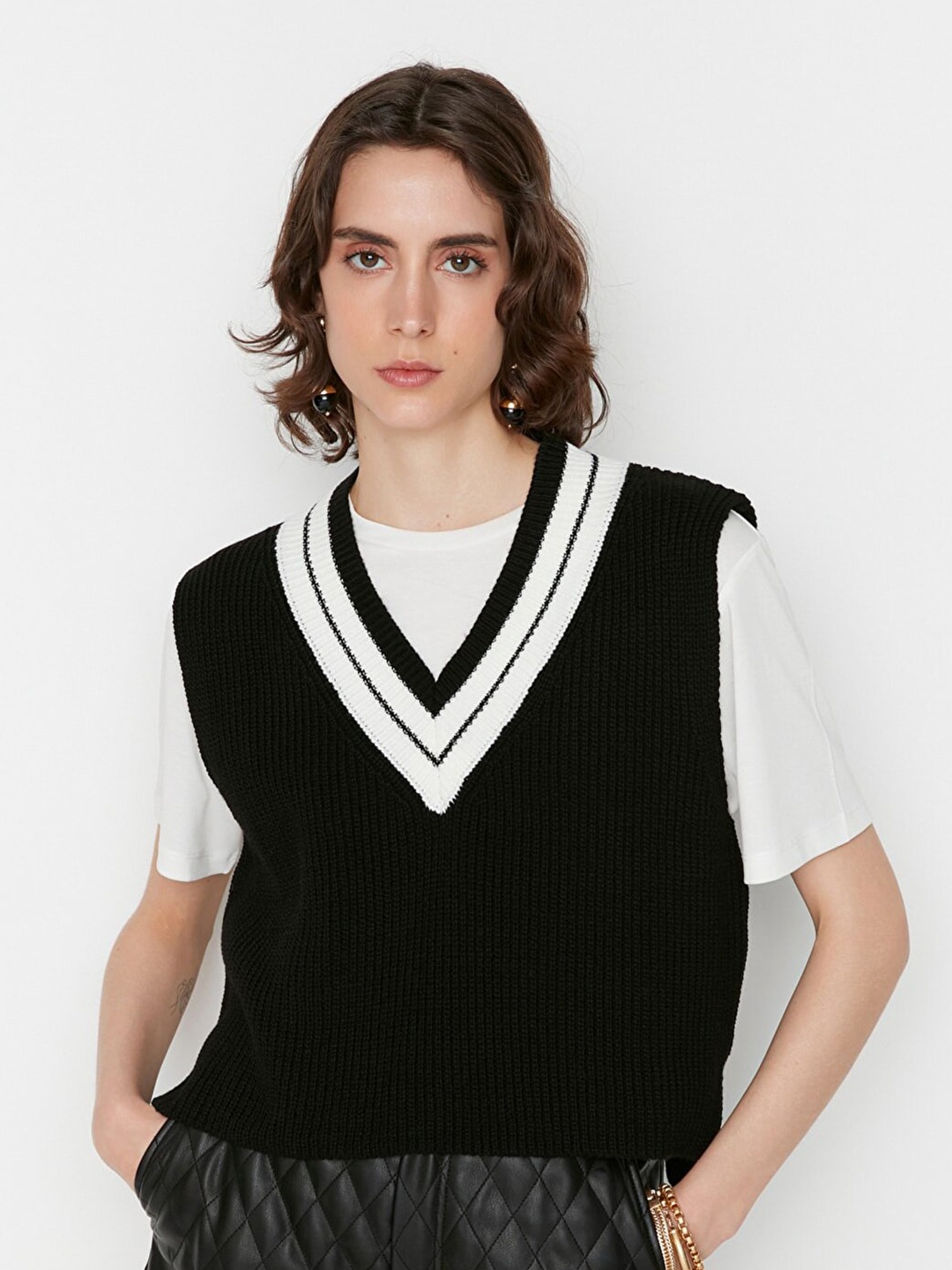 

Trendyol Women Black & White Crop Sweater Vest