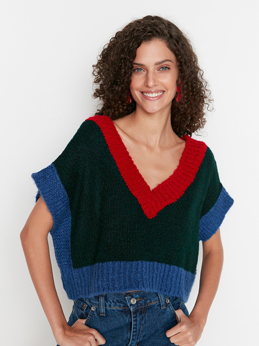 

Trendyol Women Green & Red Colourblocked Crop Sweater Vest