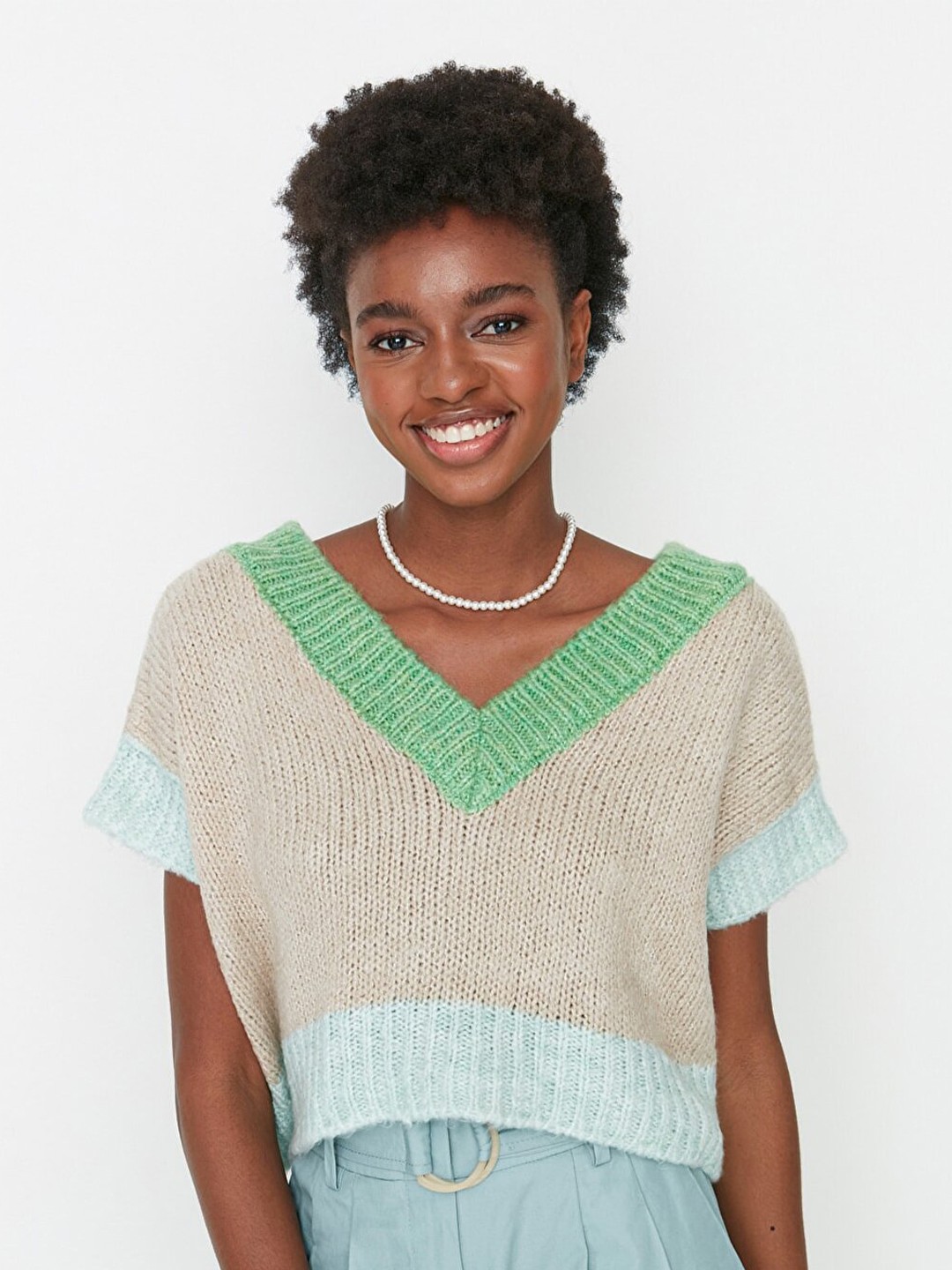 

Trendyol Women Grey & Green Colourblocked Crop Sweater Vest