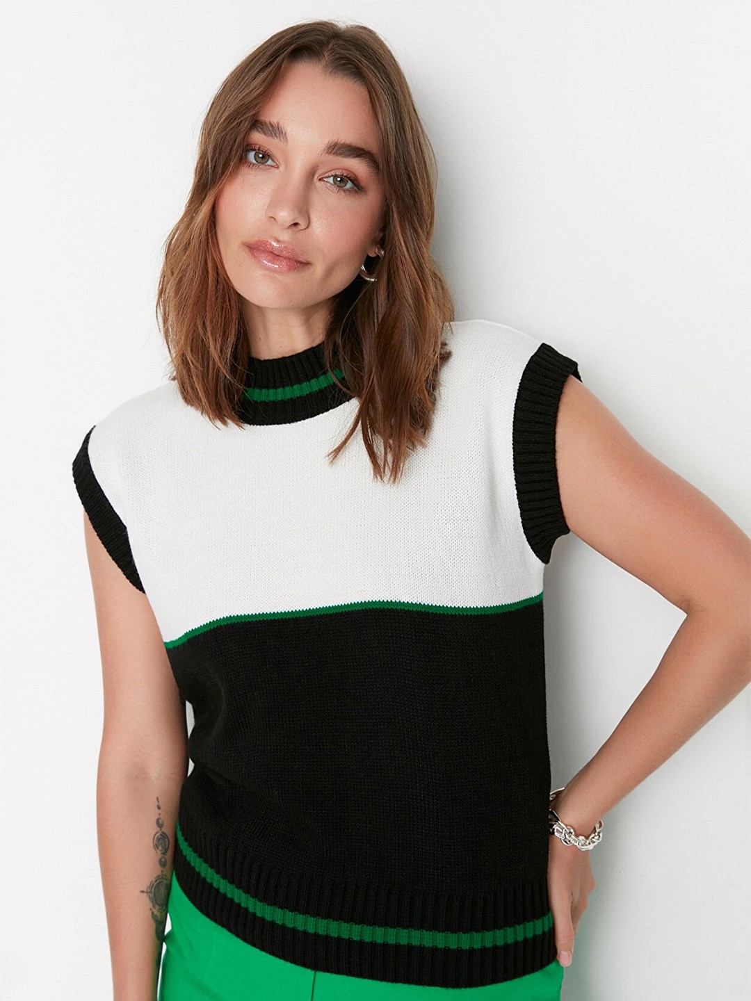 

Trendyol Women Black & White Colourblocked Sweater Vest