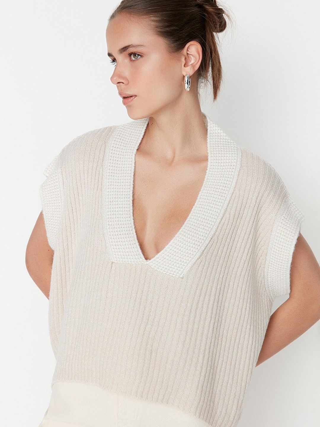 

Trendyol Women Grey & White Ribbed Crop Sweater Vest