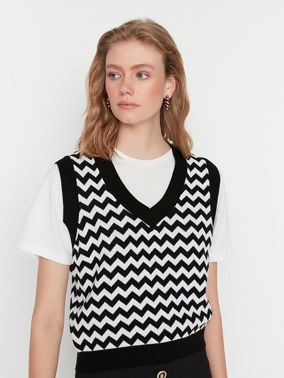 

Trendyol Women Black & White Chevron Printed Acrylic Sweater Vest