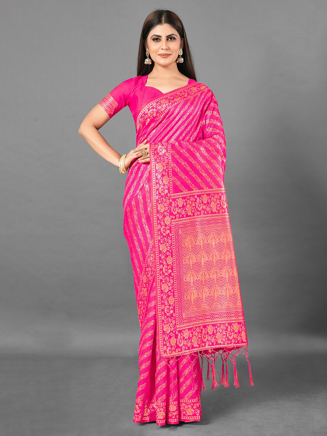 

Mitera Pink & Gold-Toned Floral Silk Blend Banarasi Saree