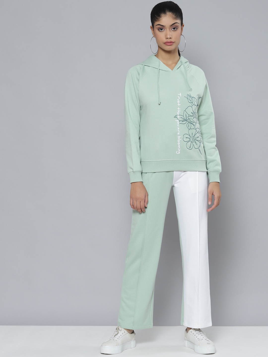 

VividArtsy Women Green & White Colourblocked Co-Ords