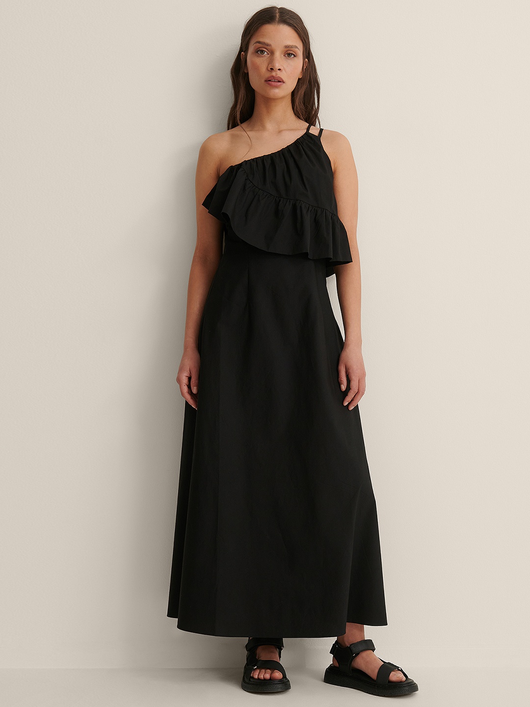 

NA-KD Women Black Solid Pure Cotton One Shoulder Ruffles Maxi Dress