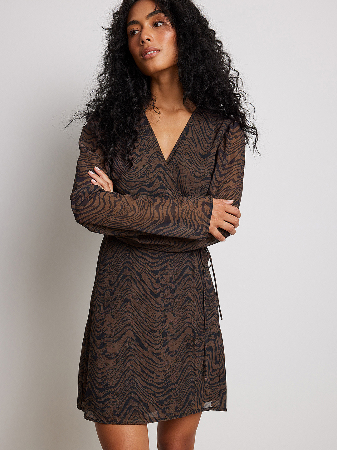 

NA-KD Brown & Navy Blue Abstract Print Wrap Dress
