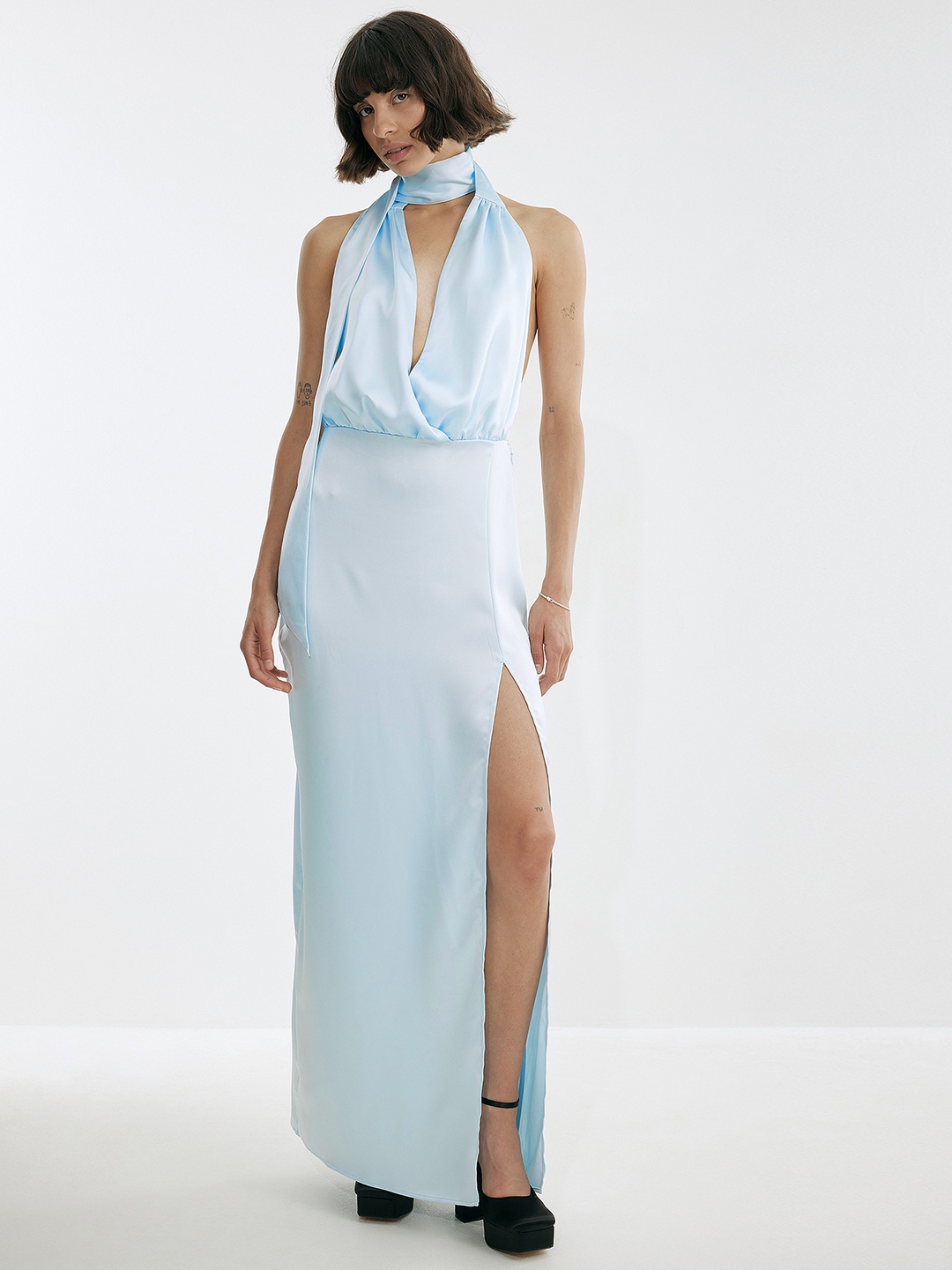 

NA-KD Blue Satin Finish Solid High-Slit Maxi Dress