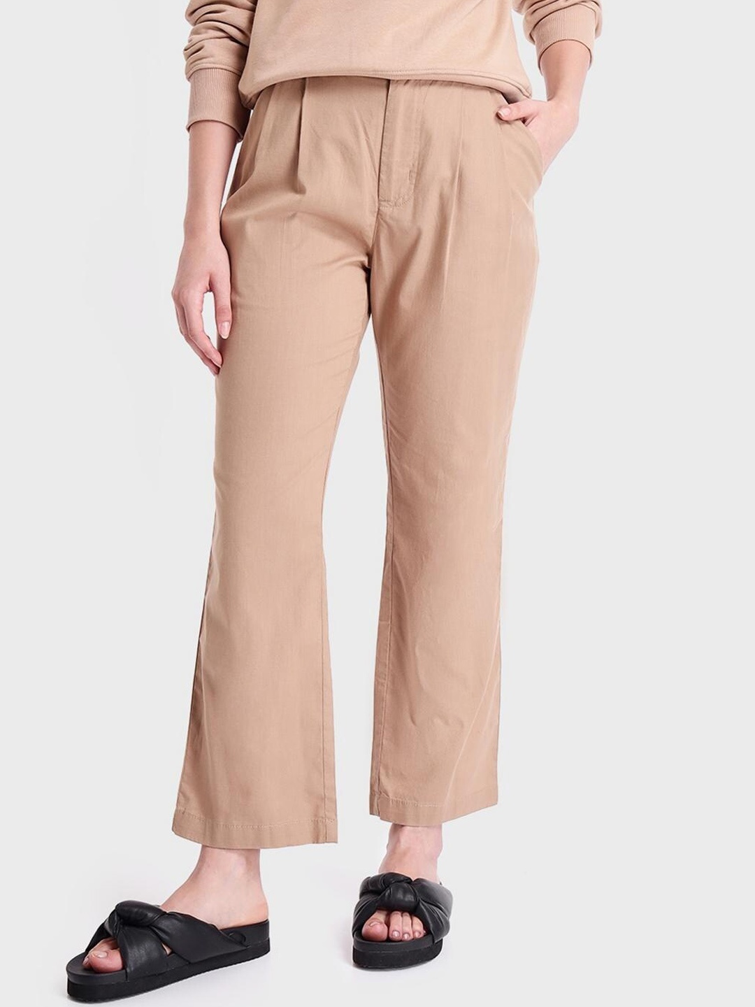 

Bewakoof Women Brown Classic Pleated Cotton Trouser