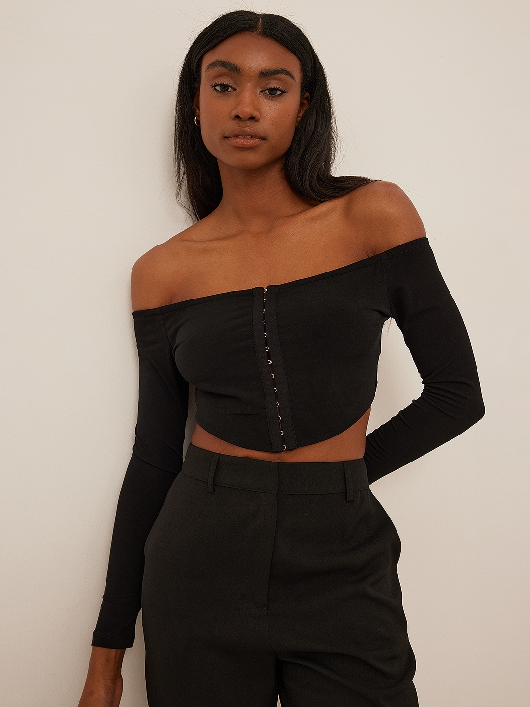 

NA-KD Women Black Solid Off-Shoulder Crop Top
