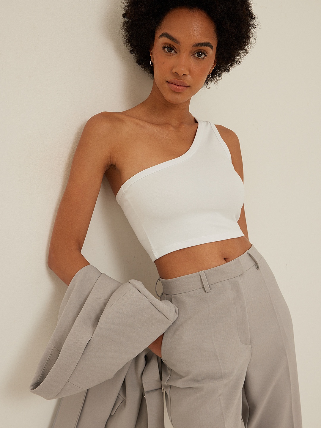 

NA-KD White Solid One Shoulder EcoVero Crop Top