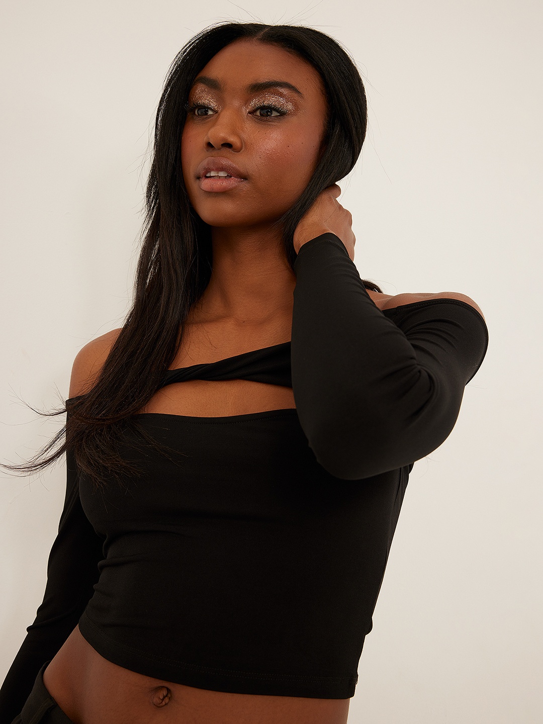 

NA-KD Black Solid Off-Shoulder Bardot Crop Top