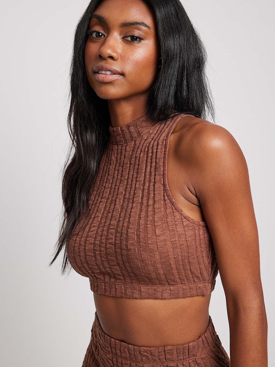 

NA-KD Brown Self-Design High Neck Crop Top