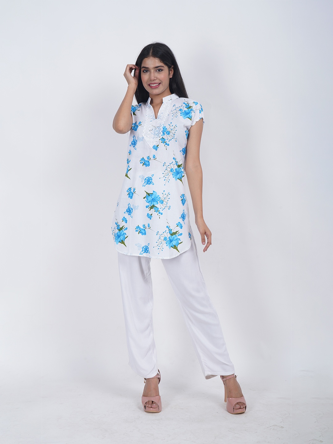 

Trendzmy Women Blue & White Cotton Floral Printed Floral Handloom Kurta
