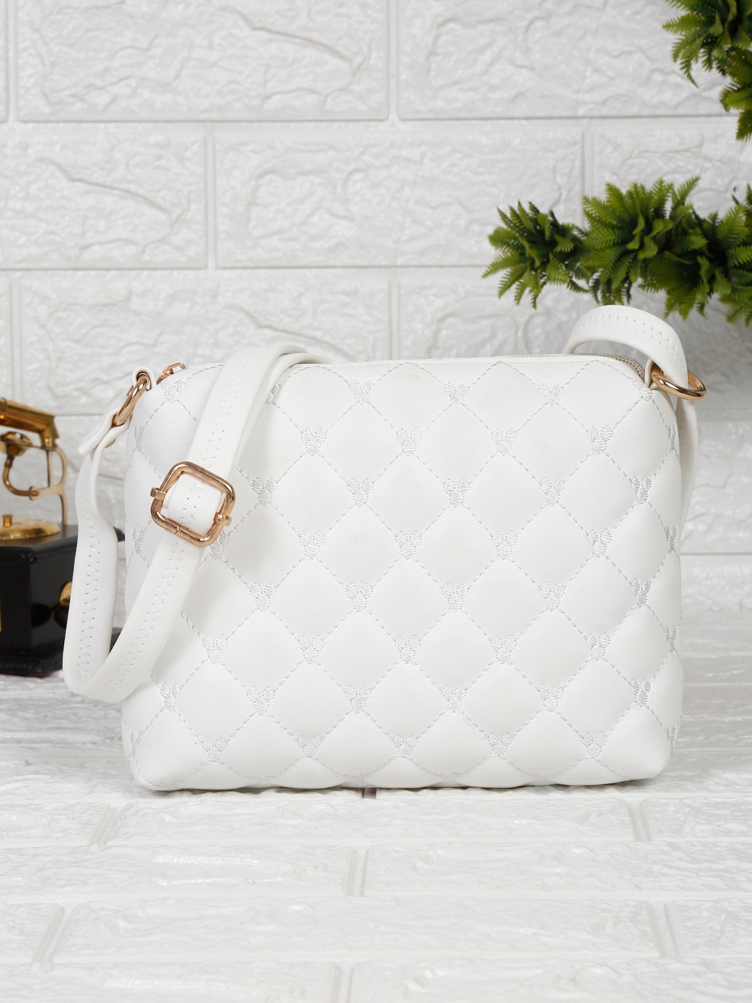 

Apsis White Swagger Handheld Bag with Quilted
